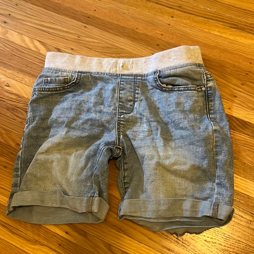 Stretchy waistband, light denim blue jean shorts